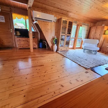 Baby Jagi - Z Balia I Kominkiem W Lesie Posrod Jezior * Niesiolowice